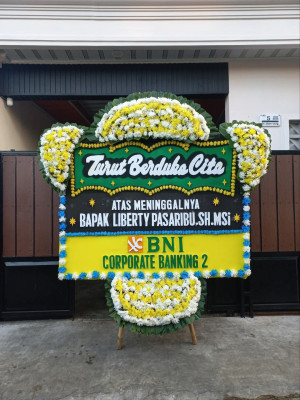 Papan Bunga Duka di Jalan Baru