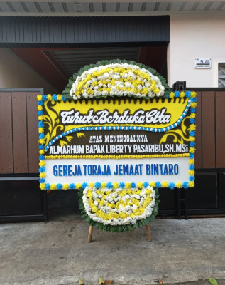 Papan Bunga Duka di Jalan Baru