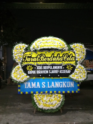 Papan Bunga Duka di Jalan Baru